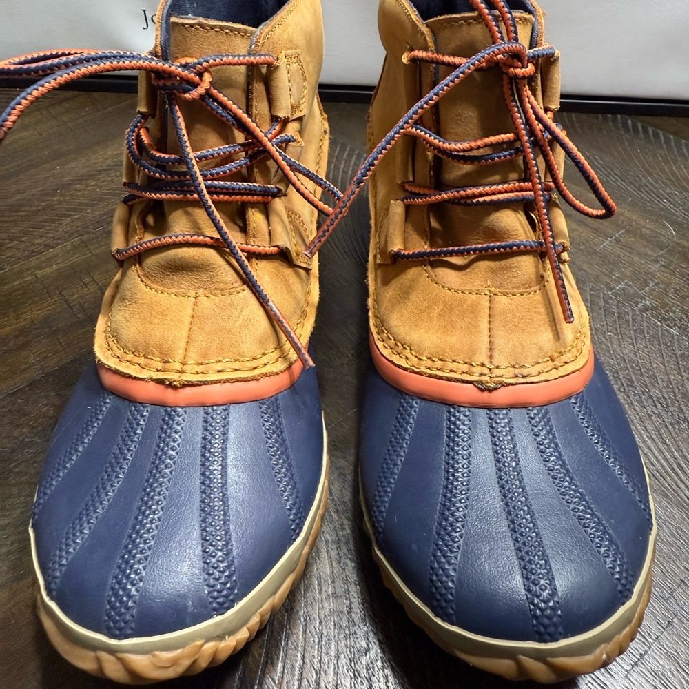Sorel Ankle Boots in Blue and Tan Women SZ9
Box10